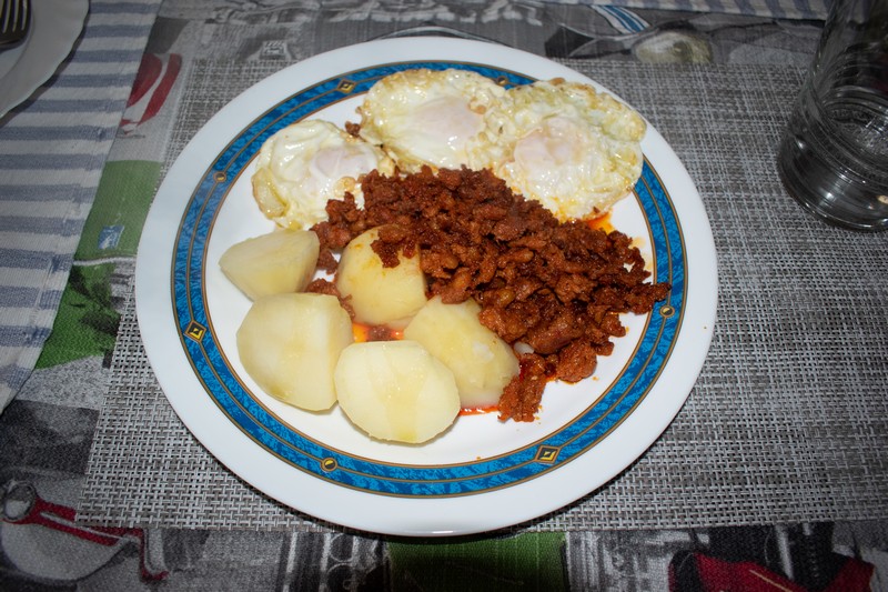 ZORZA O PICADILLO CON PATATAS Y HUEVO FRITO