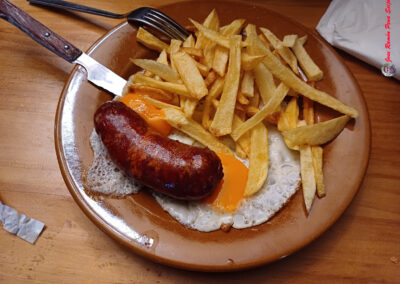 Patatas con huevos y chorizo