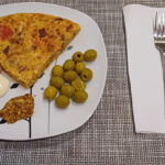 Tortilla de Patata con tomate, cebolla, jamón y Ajo