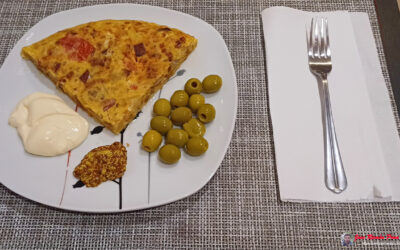 TORTILLA DE PATATA CON TOMATE, CEBOLLA Y JAMÓN