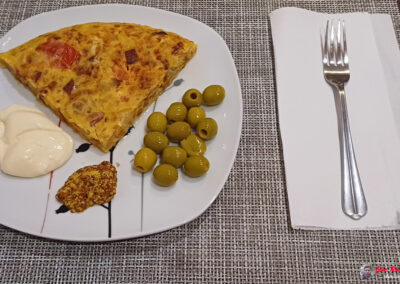Tortilla de Patata con tomate, cebolla, jamón y Ajo